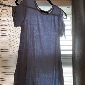 Short-sleeve blouse.